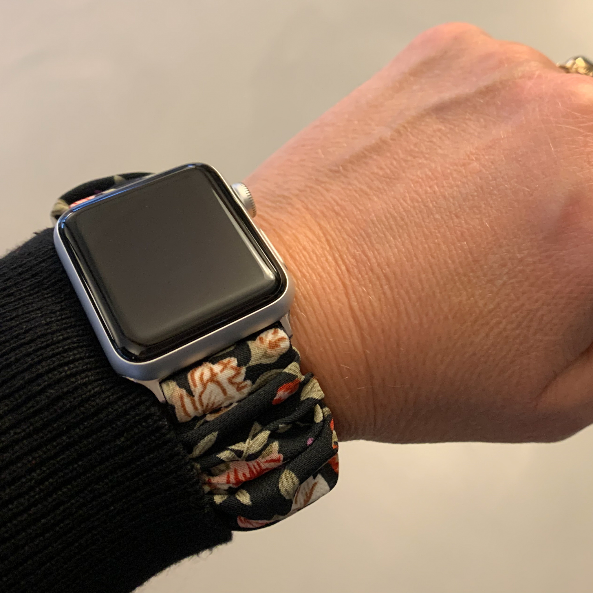  Apple Watch Nejlon hajgumi szalag - virágok fekete