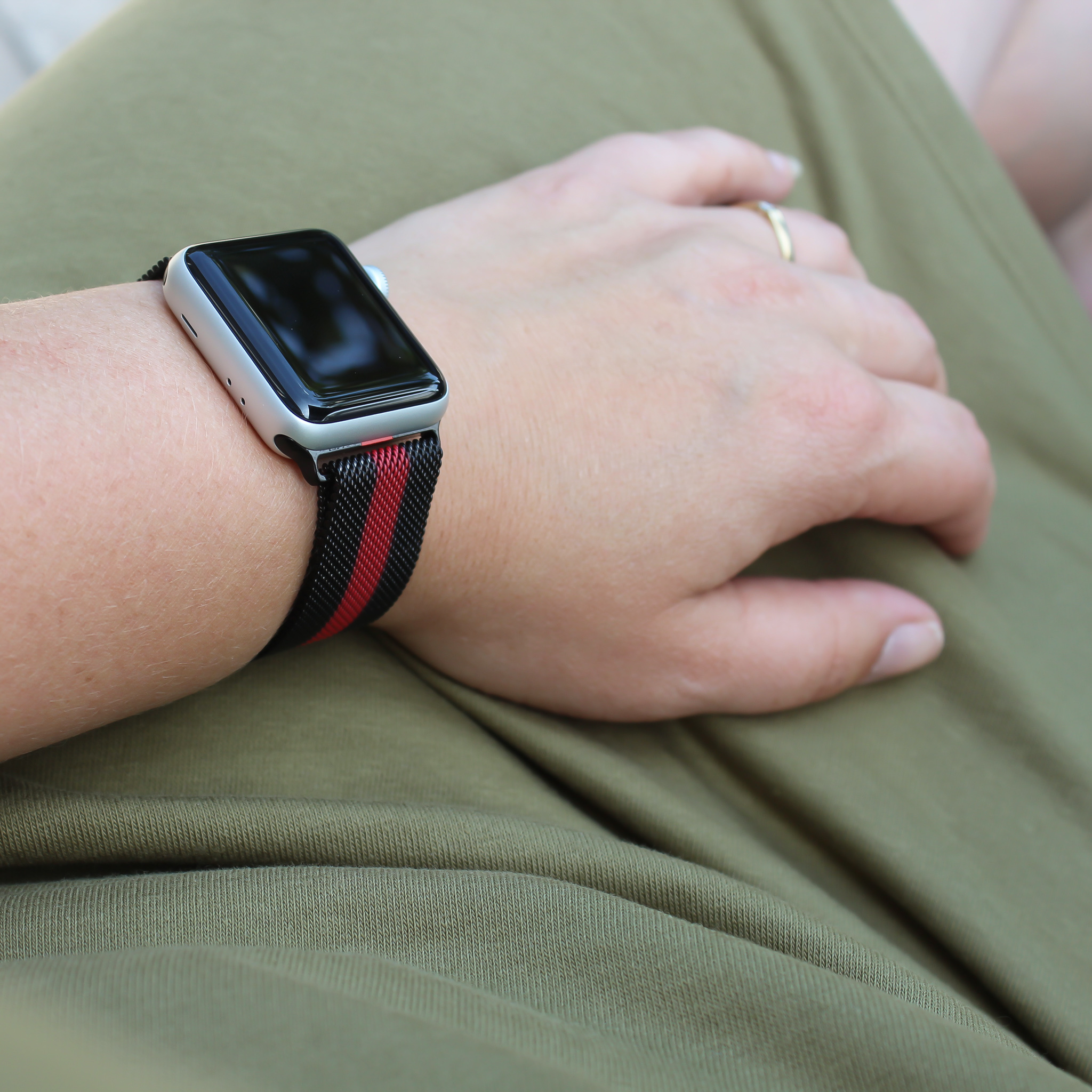  Apple Watch milánói pánt - fekete piros csíkos